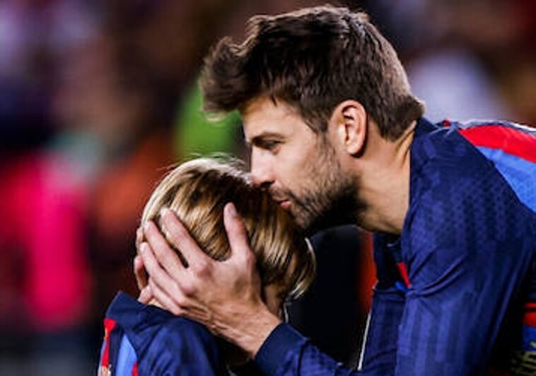 Gerard Piqué besa a uno de sus hijos