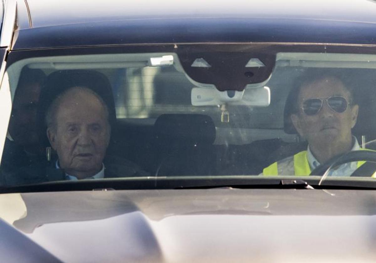 Don Juan Carlos y Pedro Campos en el coche este miércoles 19 de abril