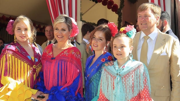 Los Reyes de Holanda junto a sus tres hijas en el año 2019 disfrutando de la Feria de Abril de Sevilla