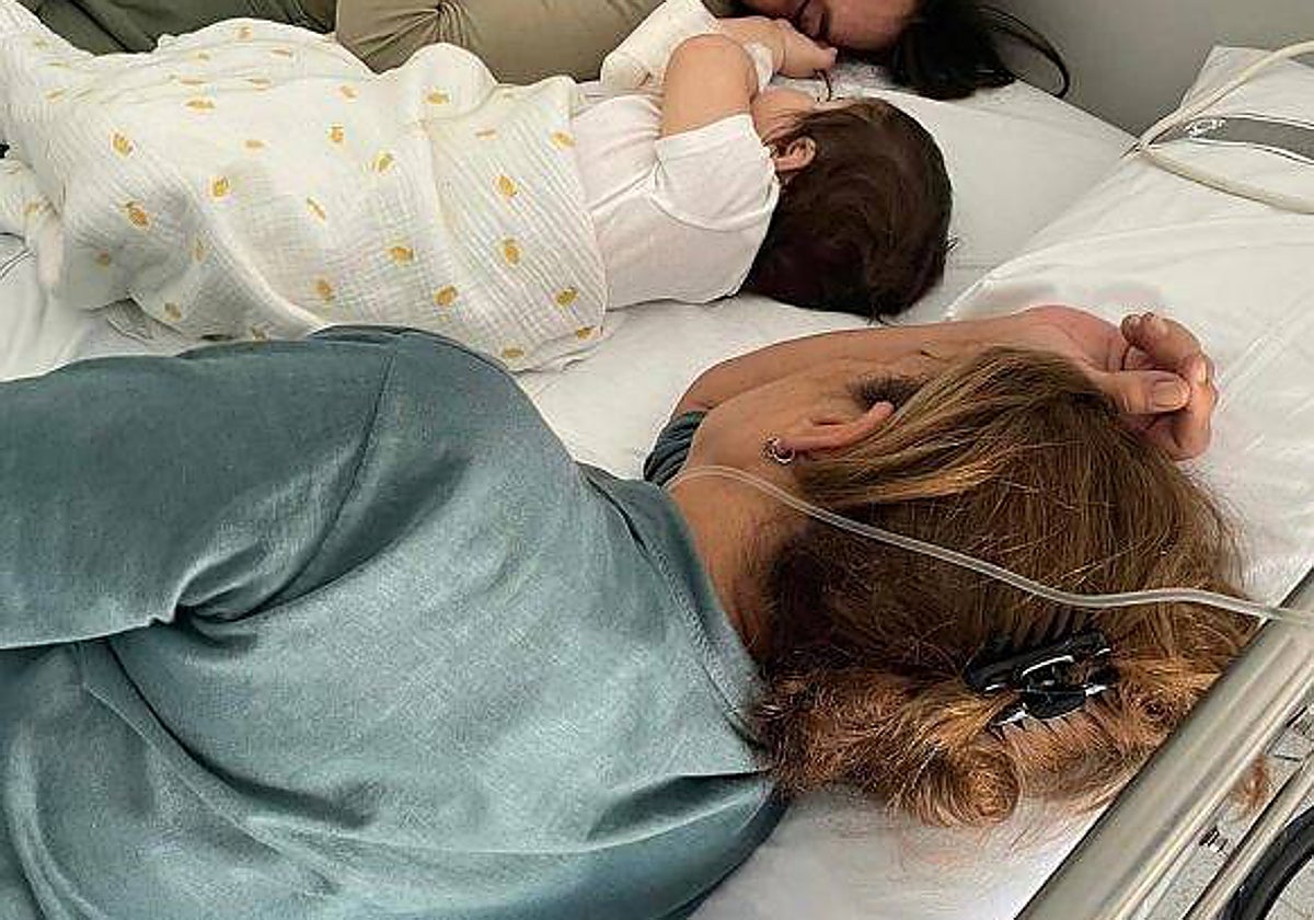 Elena Furiase junto a su hija Nala y su madre, Lolita Flores