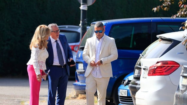 Aniceto y su mujer Mari Carmen junto a su sobrino José Fernando llegando a la comunión