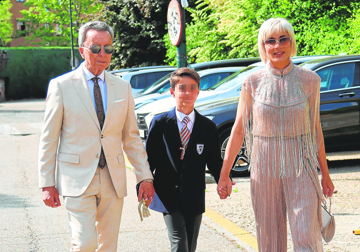 Ortega Cano y Ana María Aldón con su hijo José María antes de la celebración