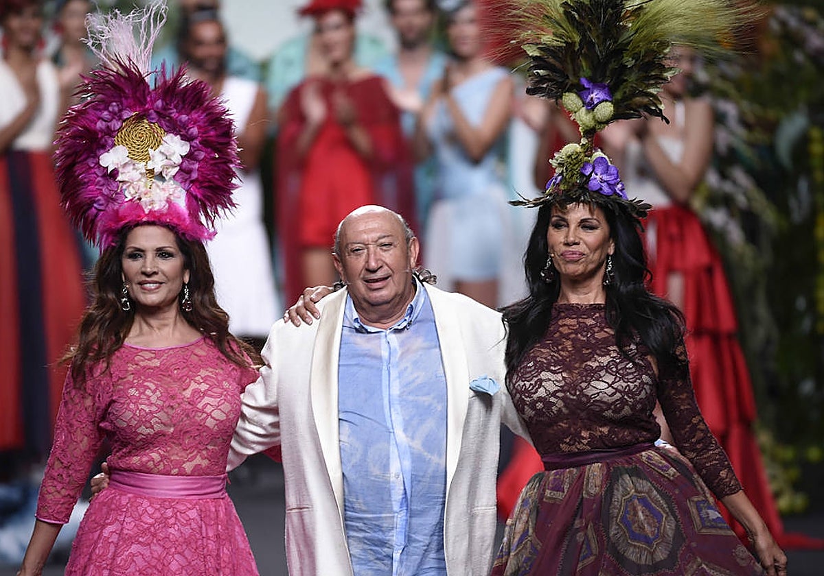 Encarna y Toñi Salazar junto al diseñador