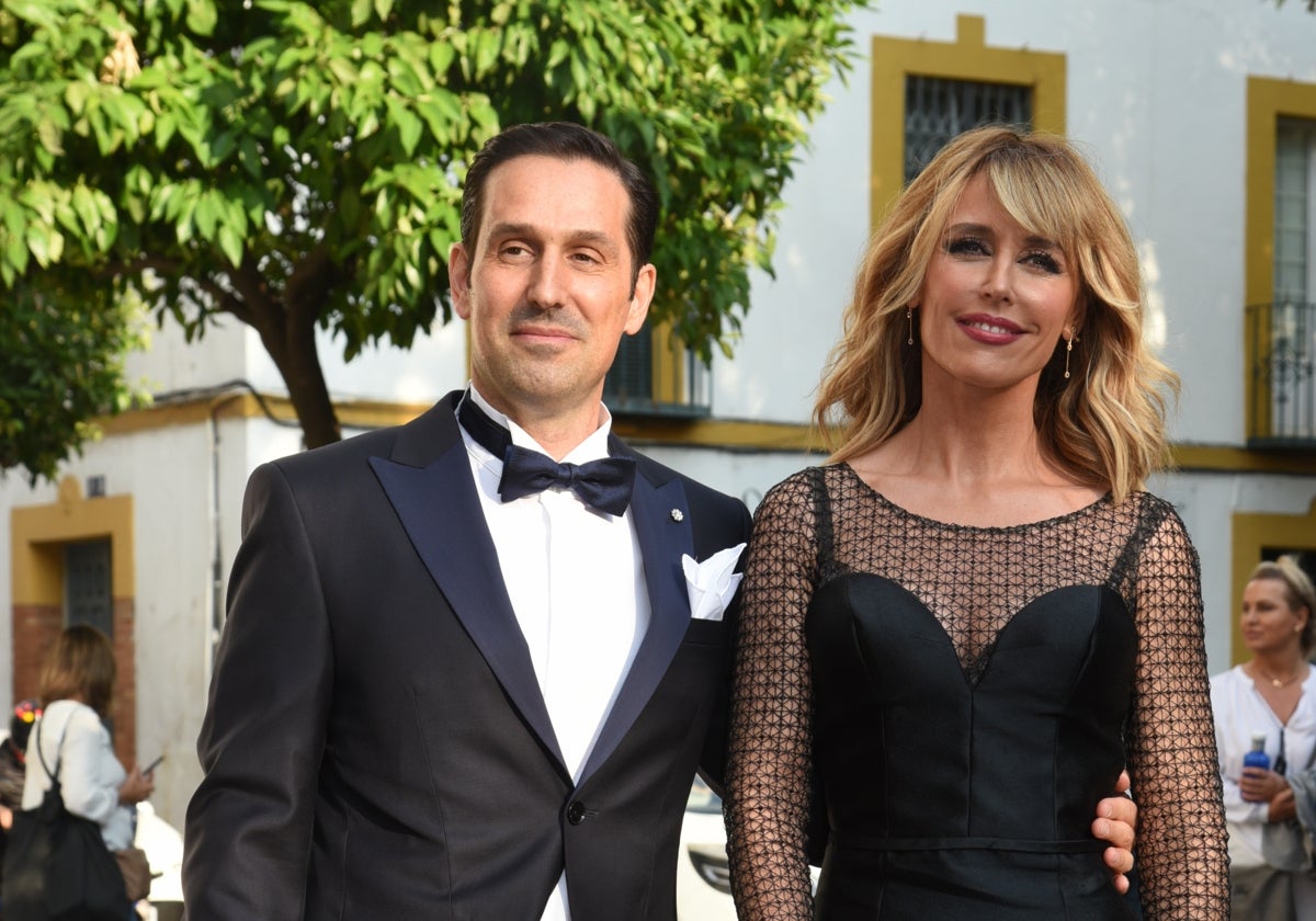 Aitor Senar y Emma García, este viernes 19 de mayo en Sevilla durante la boda del arquitecto Joaquín Torres y el director de programas de televisión Raúl Prieto