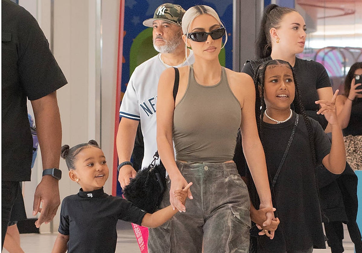 Kim Kardahian con sus hijas