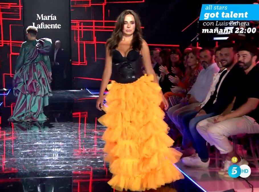 Carmen Alcayde en desfile Moda España, un tributo a la moda española con diseños de 15 firmas consagradas.