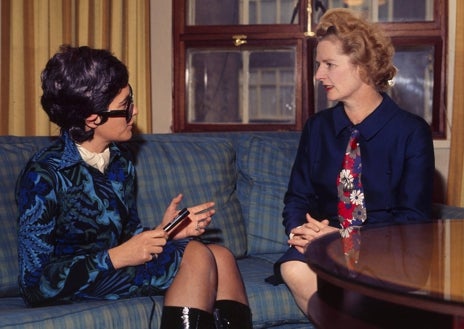 Imagen secundaria 1 - Arriba; Charlando con la reina doña Sofía en el Palacio de la Zarzuela. Izquierda; En una entrevista con Margaret Thatcher en su despacho de Londres, en 1972. Derecha; Junto al escritor Miguel Delibes el día que cumplió cincuenta años