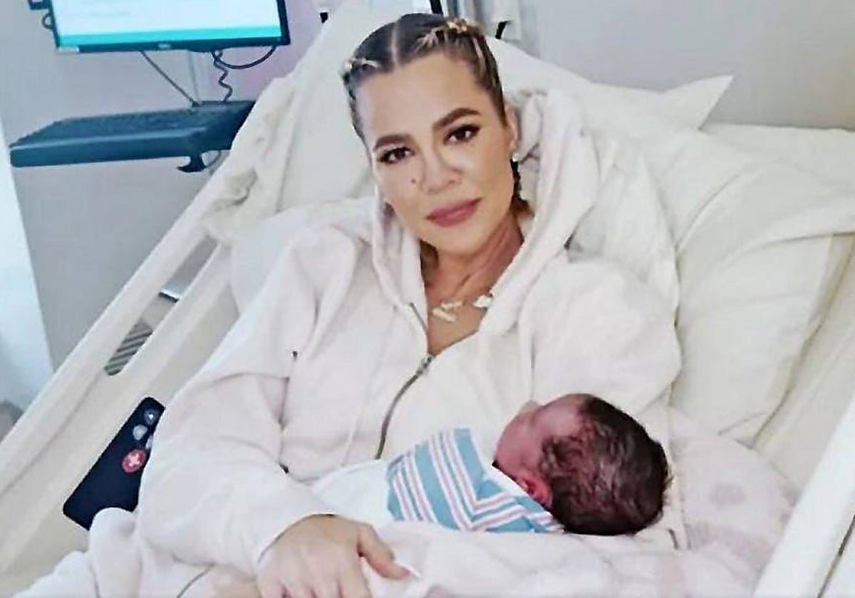 Khloé Kardashian posa junto a su bebé, nacido por vientre de alquiler