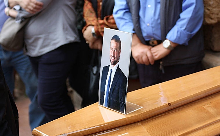 Imagen principal - Arriba; el ataúd en el que estaba el cámara junto a una fotografía suya. Izquierda; Raquel Sánchez Silva, Santina D'Alessandro y Emanuela Biondo en el entierro. Derecha; Pippo Biondo y Emanuela pidiendo justicia por la muerte de Mario.