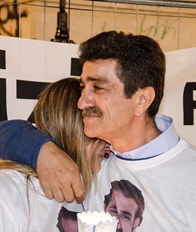 Imagen secundaria 2 - Arriba; el ataúd en el que estaba el cámara junto a una fotografía suya. Izquierda; Raquel Sánchez Silva, Santina D'Alessandro y Emanuela Biondo en el entierro. Derecha; Pippo Biondo y Emanuela pidiendo justicia por la muerte de Mario.