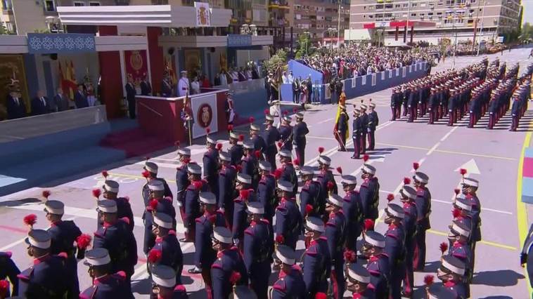 Los Reyes, aclamados entre vítores y aplausos en Granada