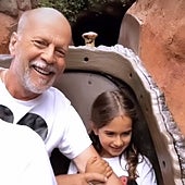 La emotiva imagen de Bruce Willis con su hija pequeña en un parque de atracciones