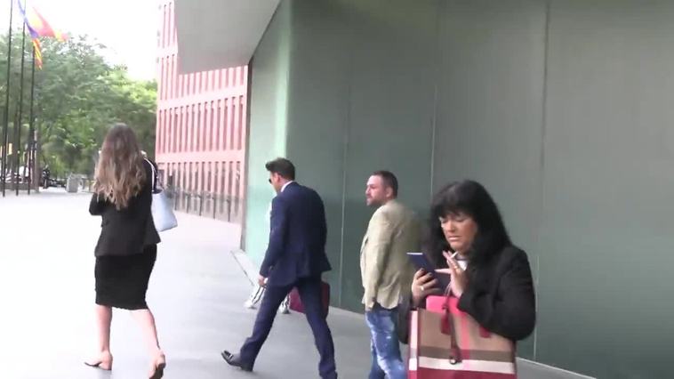 Piqué y Clara Chía se ven cara a cara en los juzgados con el fotógrafo al que han denunciado