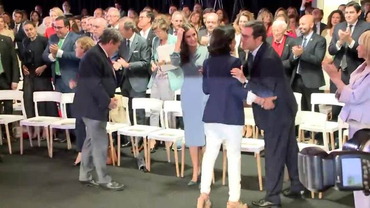 La Reina Letizia desafía a la lluvia con un diseño impecable