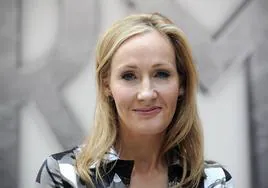J.K. Rowling se pronuncia sobre la polémica de las «lesbianas no hombres»: «Un ser humano definido en base al varón»