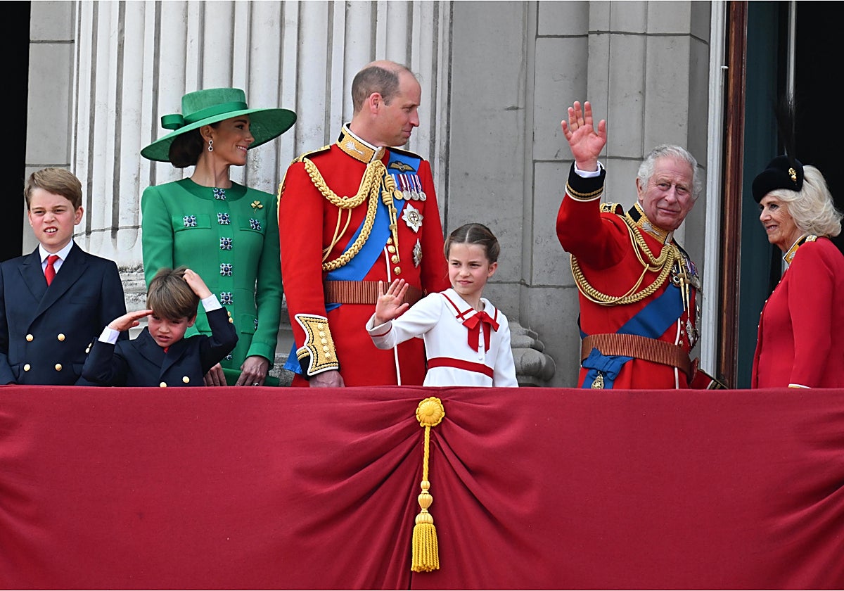 Carlos III de Inglaterra junto a otros miembros de la Familia Real Británica saludando desde el balcón