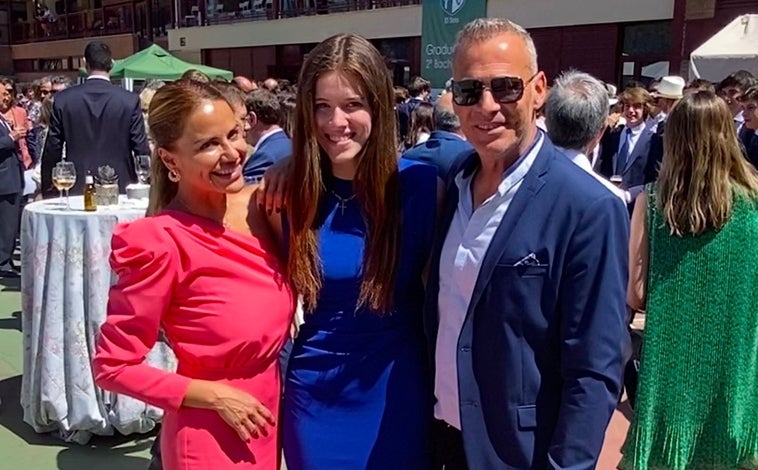 Imagen principal - Arriba; Carlos Lozano y Mónica Hoyos en la graduación de bachillerato de su hija Luna. Izquierda; la joven hablando en un debate sobre política. Derecha; Luna trabajando en la embajada de Nepal en España