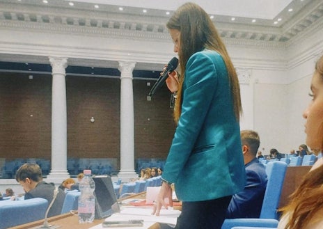 Imagen secundaria 1 - Arriba; Carlos Lozano y Mónica Hoyos en la graduación de bachillerato de su hija Luna. Izquierda; la joven hablando en un debate sobre política. Derecha; Luna trabajando en la embajada de Nepal en España