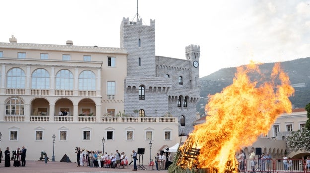 Hoguera de San Juan en el Palacio Grimaldi en Mónaco