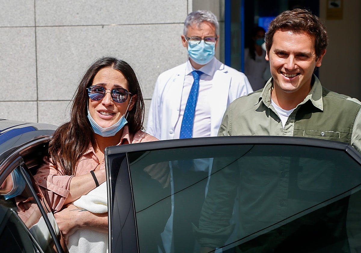 Malu y Albert Rivera abandonan el hospital con su hija Lucía