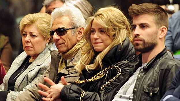 Shakira entre sus padres y su entonces pareja, Gerard Piqué