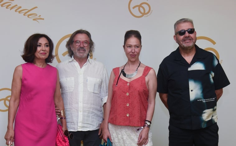 Imagen principal - Muchos rostros conocidos acudieron a la gran celebración: Isabel Gemino, Pepe Navarro, Florentino Fernández, Miguel Ángel Silvestre y Bertín Osborne.