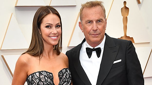 Christine Baumgartner y Kevin Costner en los Premios Oscar 2022