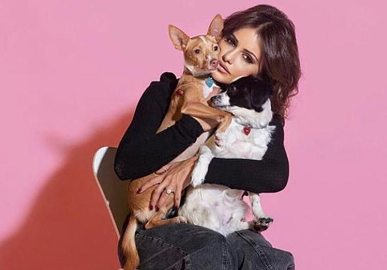 Mónica Cruz con dos de sus seis perros