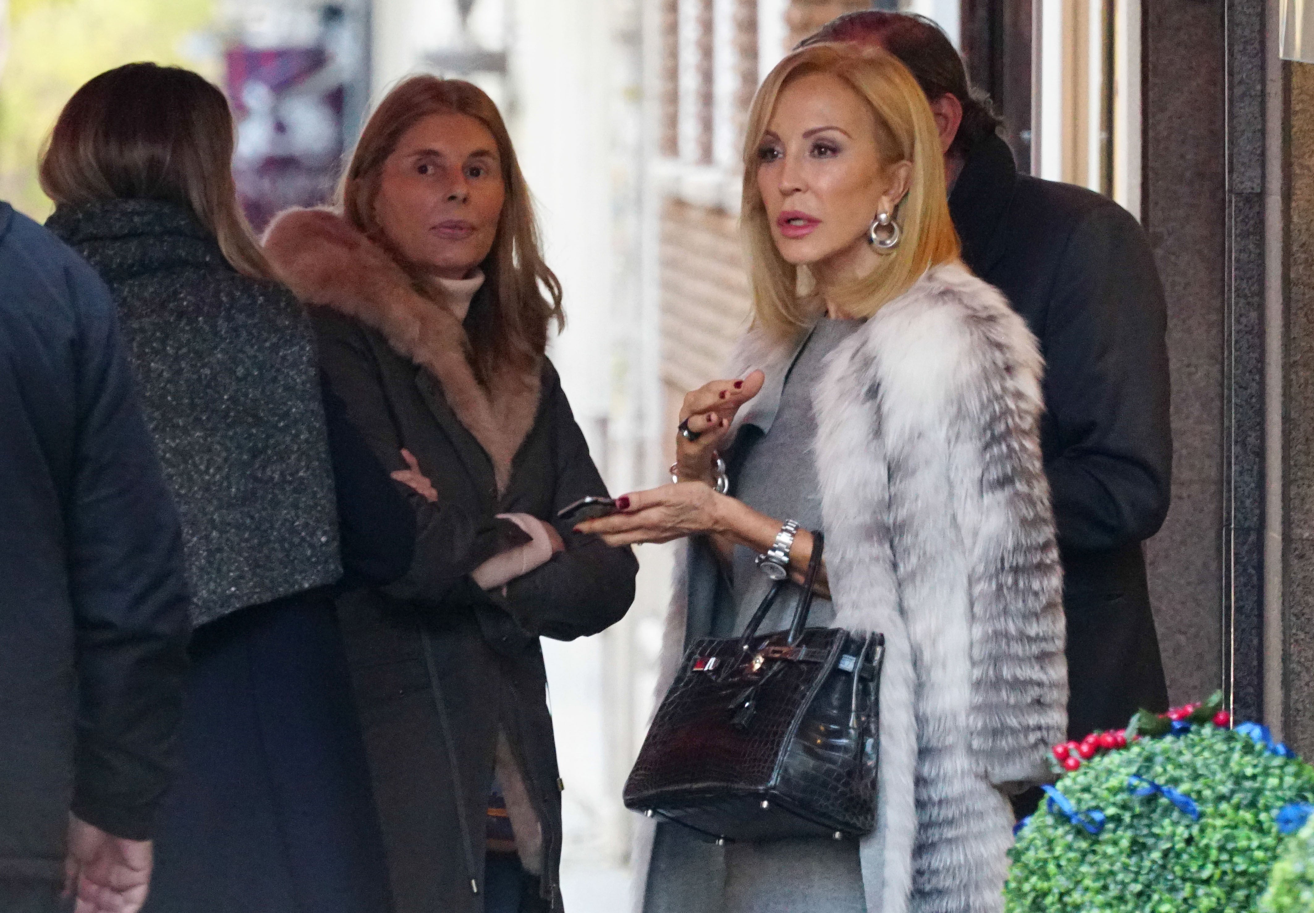 Carmen Lomana , Antonio Gutiérrez Marcet , Marta y María Chávarri por las calles de Madrid en 2017. 