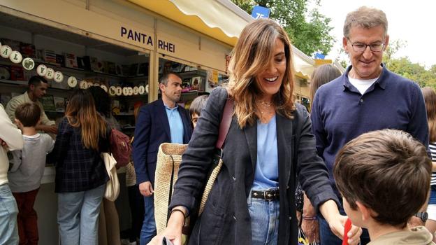 Alberto Núñez Feijóo en la Feria del Libro junto a su mujer, la empresaria Eva Cárdenas, y su hijo Alberto