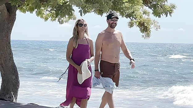 Christine Baumgartner y Josh Connor paseando por Hawái