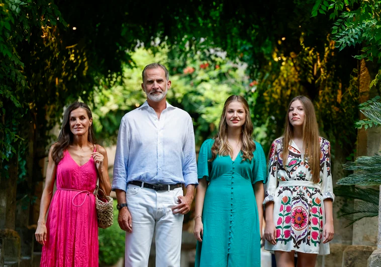 Los Reyes con sus hijas la princesa Leonor y la Infanta Sofía en los Jardines de Alfabia (Mallorca)