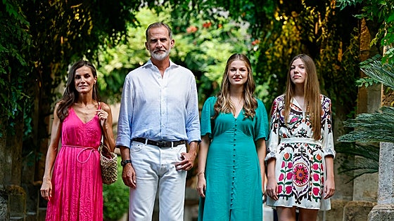 La Familia Real estrena verano en Mallorca con un atardecer en los jardines de Alfabia