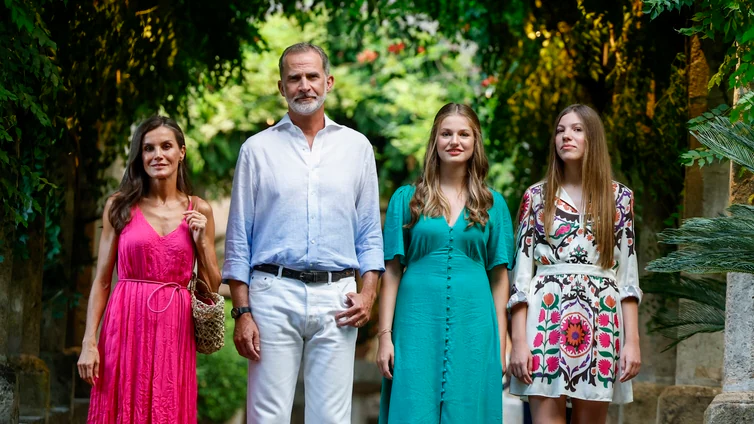 La Familia Real estrena verano en Mallorca con un atardecer en los jardines de Alfabia