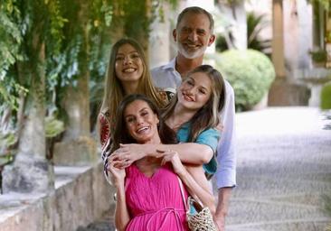 La Familia Real estrena verano en Mallorca con un atardecer en los jardines de Alfabia