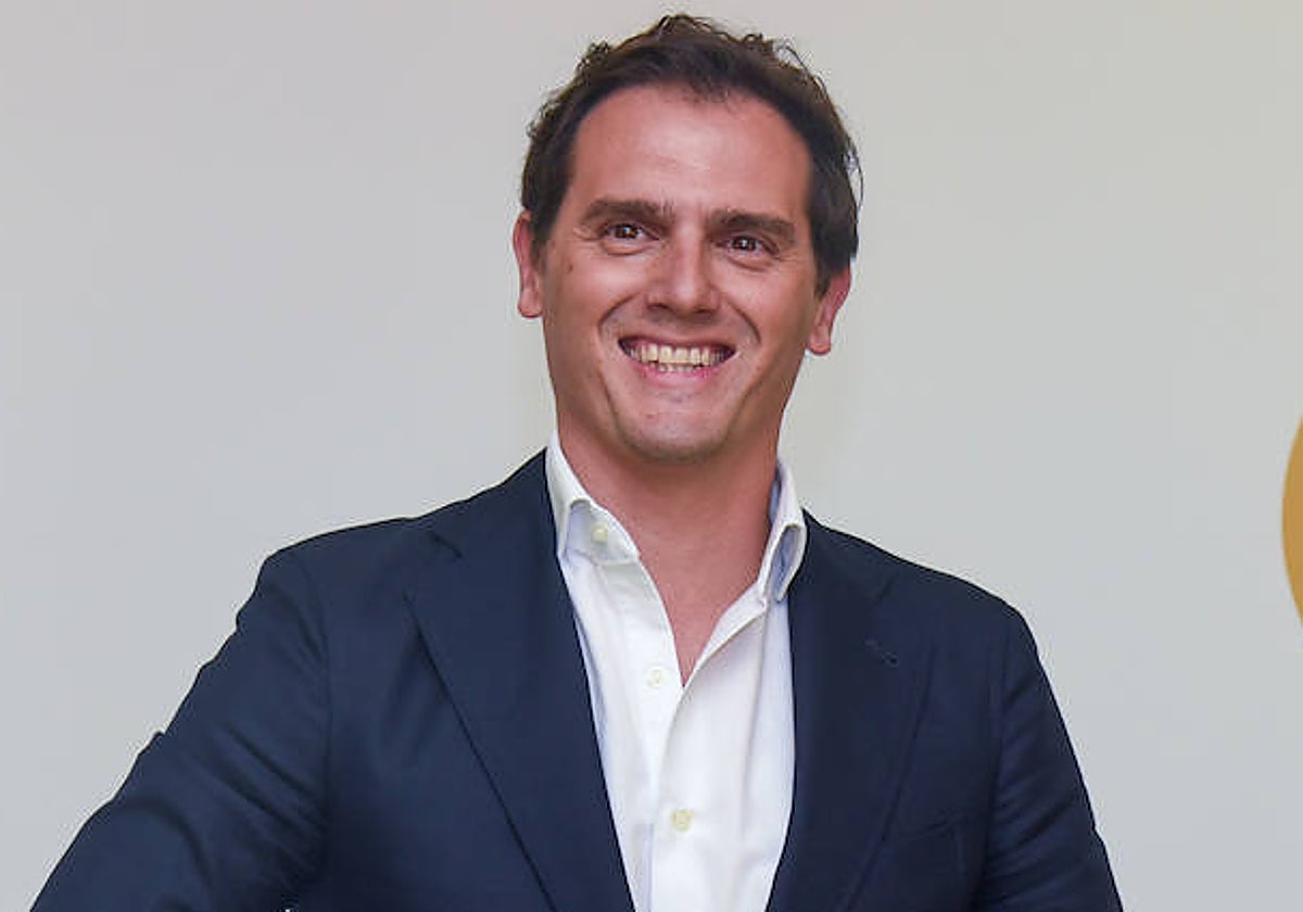 El abogado ha disfrutado, bien acompañado, de las aguas cristalinas de Ibiza