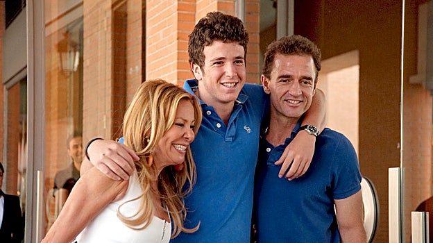 Aless Lequio con sus padres en 2010