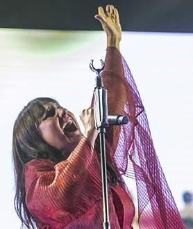 El Desnudo Reivindicativo De Eva Amaral En Pleno Concierto
