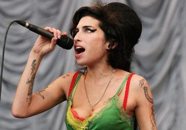 Fotos nunca vistas y notas escritas a mano: así será el nuevo libro sobre Amy Winehouse