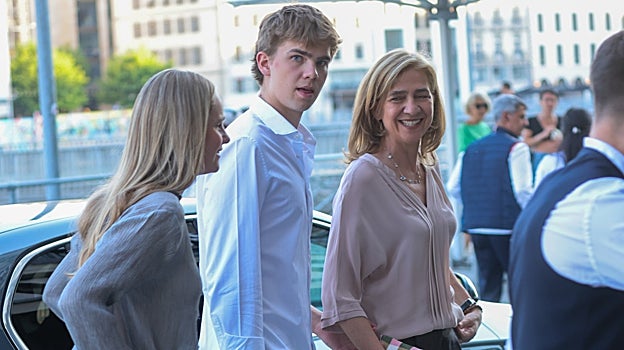 Irene y Miguel con su madre en junio de 2023