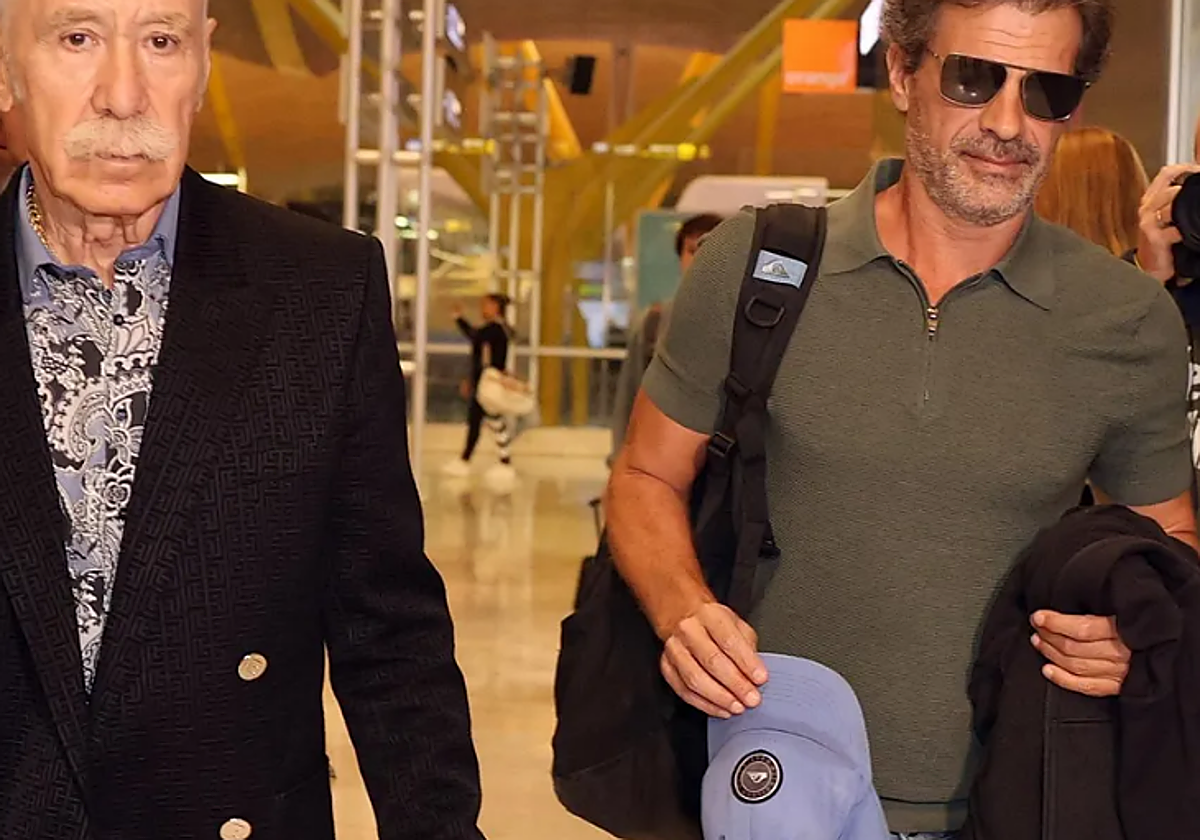 Rodolfo Sancho junto a uno de sus abogados Marcos García Montes en el aeropuerto de Madrid