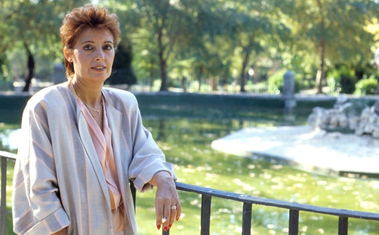 Imagen principal - Arriba; María Teresa Campos de joven en una foto de archivo. Izquierda; la presentadora con su hija Carmen Borrego. Derecha; María Teresa Campos con Terelu Campos