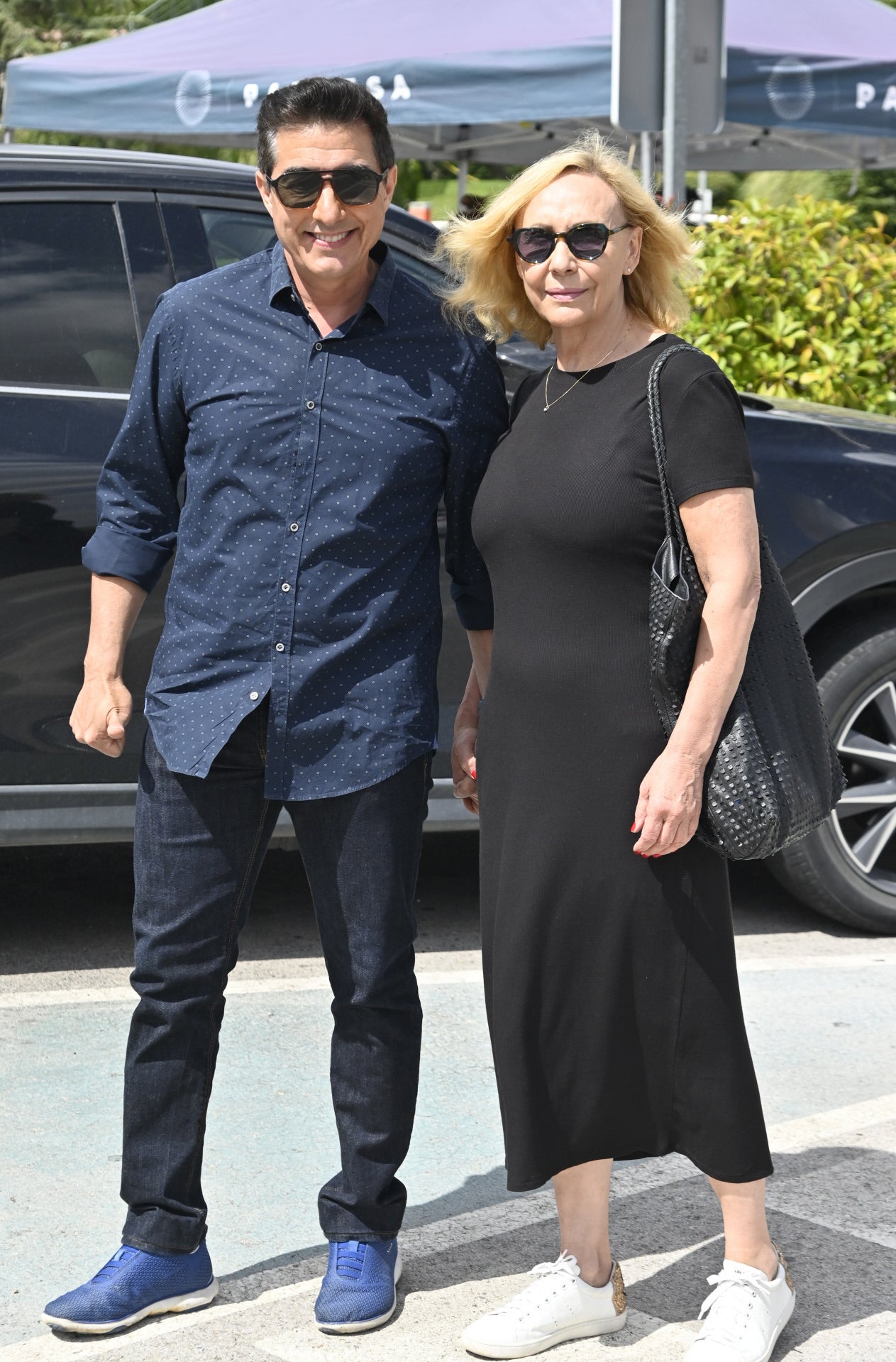 Juan Valderrama a la llegada al tanatorio.