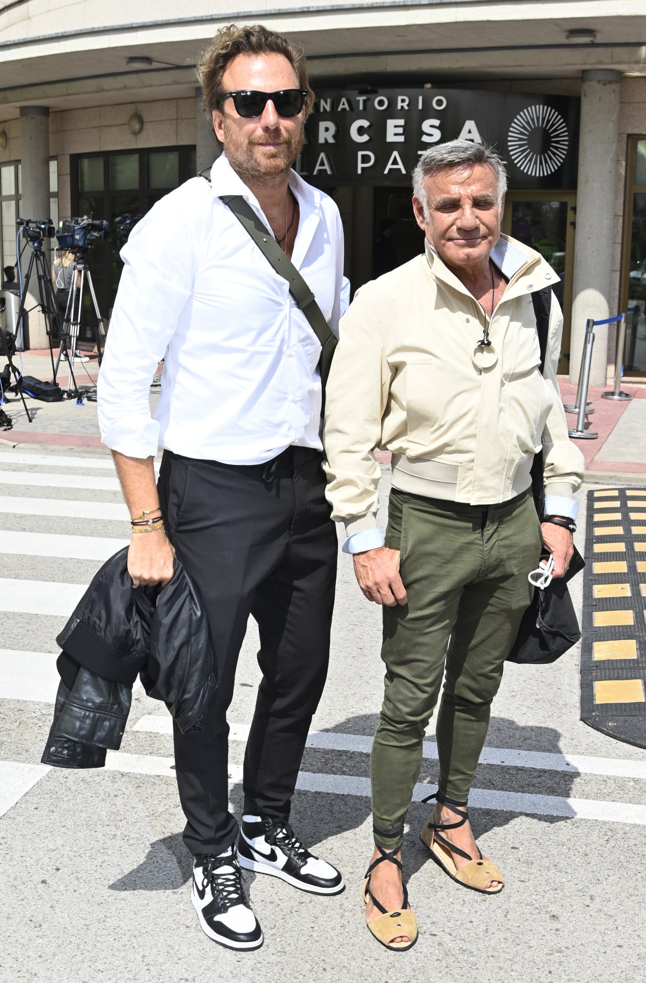 Raúl Prieto y su marido Joaquín Torres en la puerta del tanatorio.