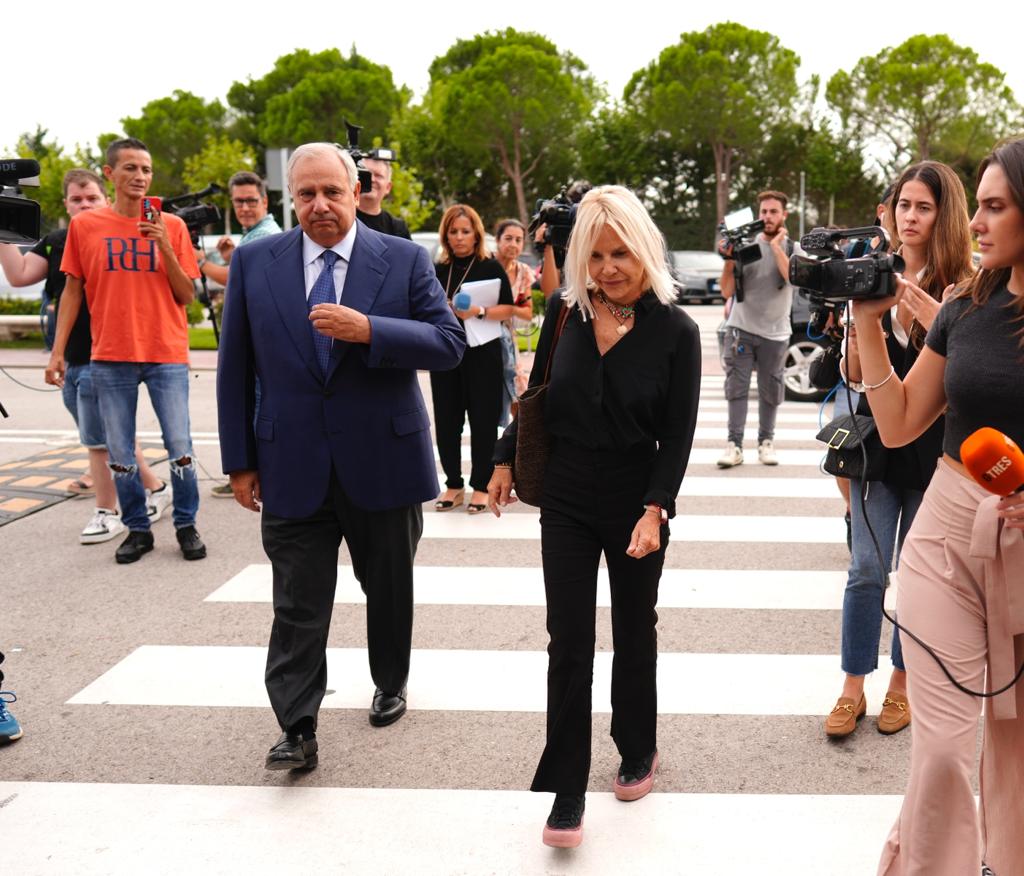 Eugenia Martínez de Irujo lllegaba al tanatorio acompañada por su hermano Fernando Martínez de Irujo