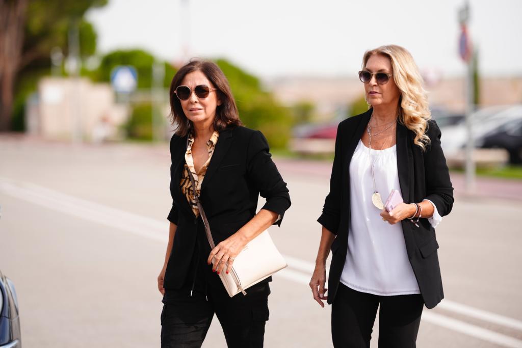 La presentadora Isabel Gemio llegando al tanatorio