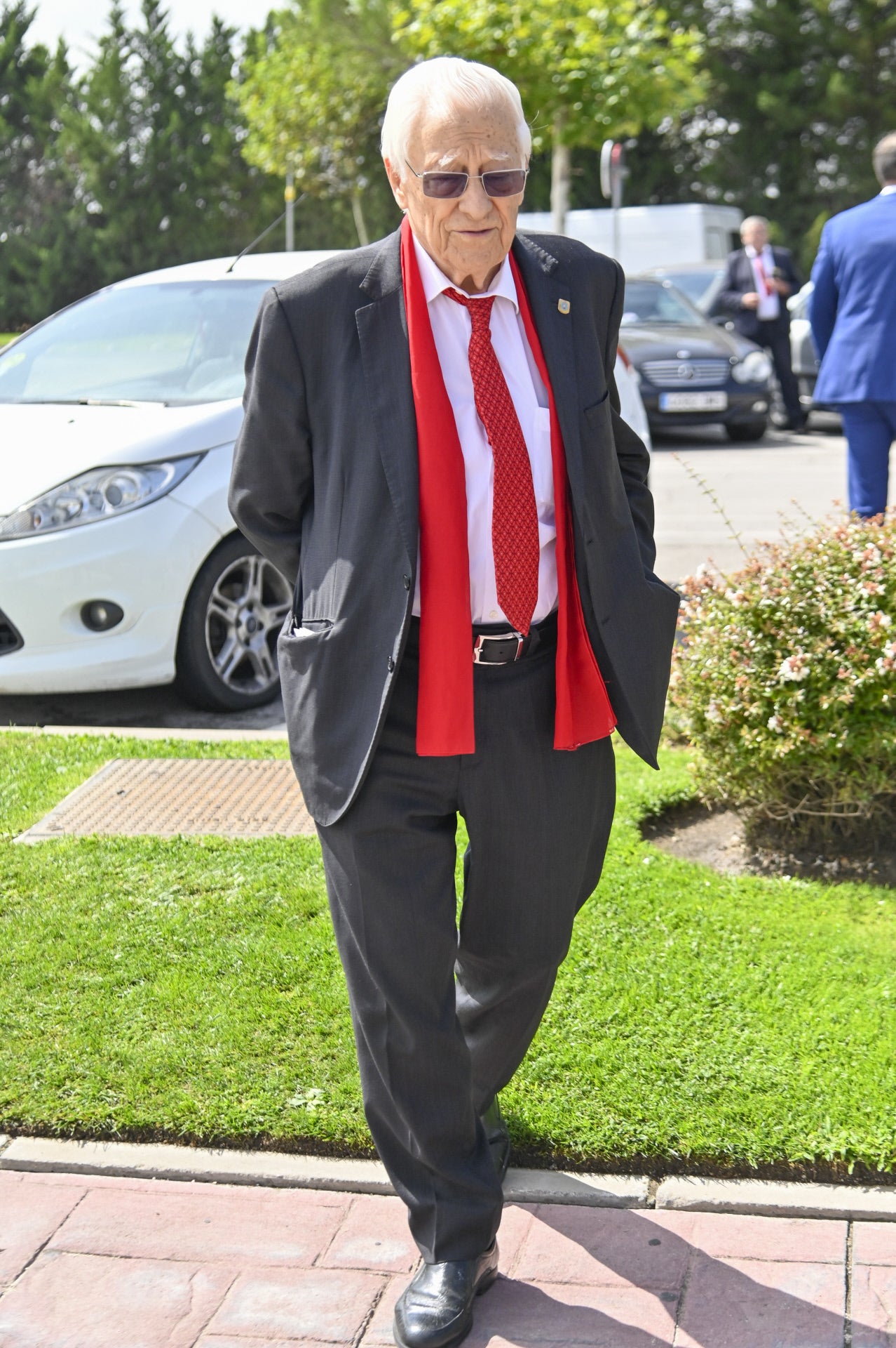 El padre Ángel llegaba con rostro serio