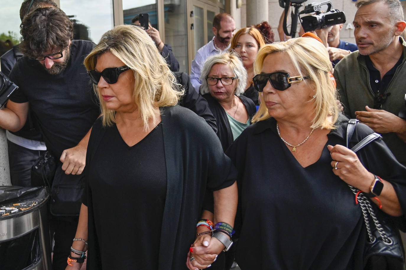 Terelu Campos y Carmen Borrego llegaban, con riguroso luto, al tanatorio de su madre.