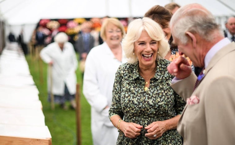 Imagen principal - Arriba; Carlos III y Camila durante la exposición floral de Sandringham en Norfolk. Izquierda; los Reyes en la inauguración del nuevo Jardín de la Coronación en Newtownabbey. Derecha; Camila, Carlos III y los príncipes Guillermo y Catalina en una ceremonia en Escocia