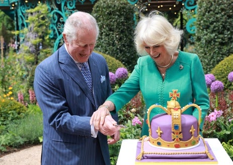 Imagen secundaria 1 - Arriba; Carlos III y Camila durante la exposición floral de Sandringham en Norfolk. Izquierda; los Reyes en la inauguración del nuevo Jardín de la Coronación en Newtownabbey. Derecha; Camila, Carlos III y los príncipes Guillermo y Catalina en una ceremonia en Escocia